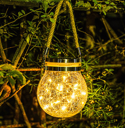 استفد من المصابيح التي تعمل بالطاقة الشمسية لخلق جو دافئ ومريح على الشرفة.