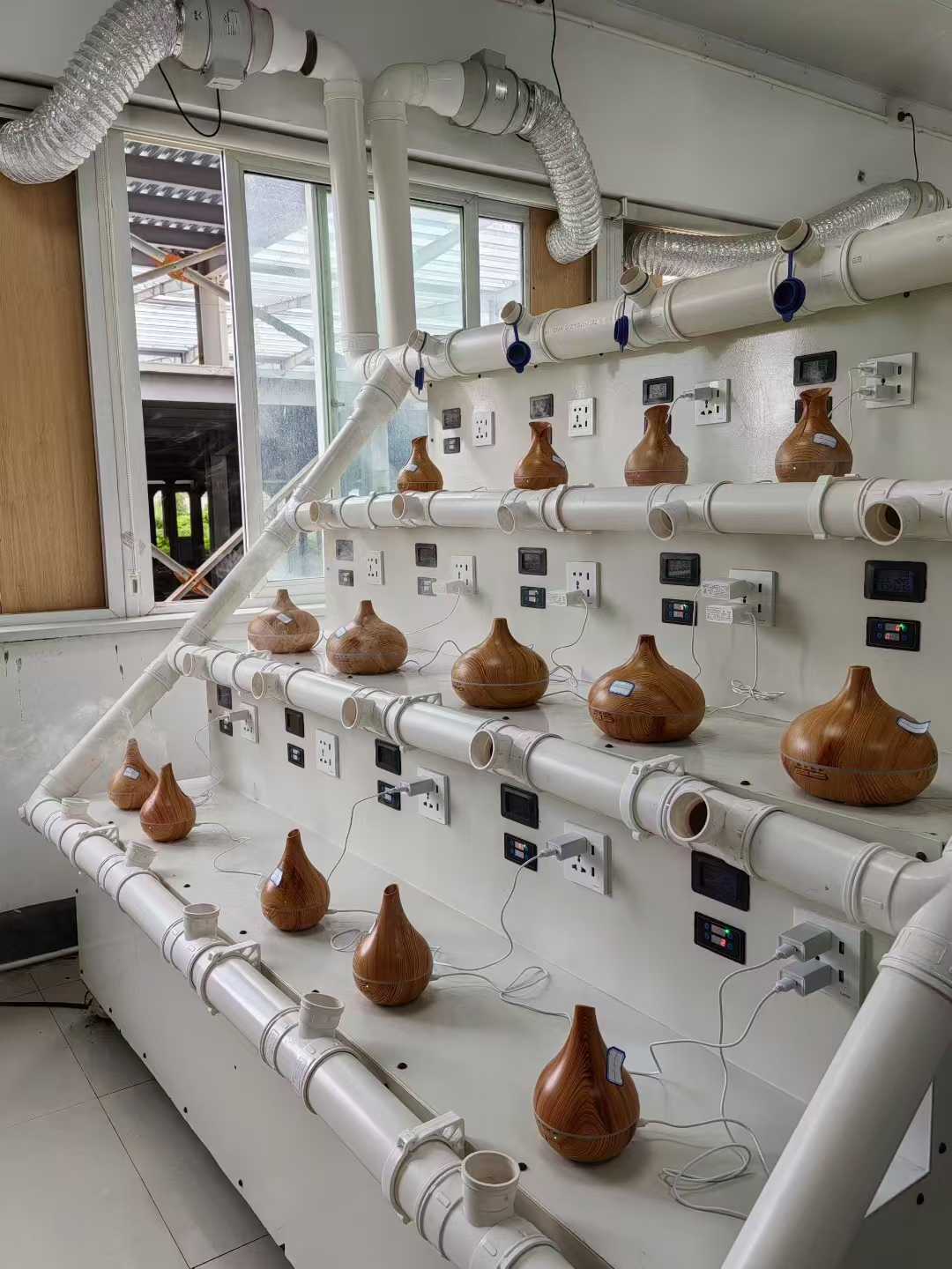 اختبار التقادم لموزع الروائح الخشبي قيد التقدم