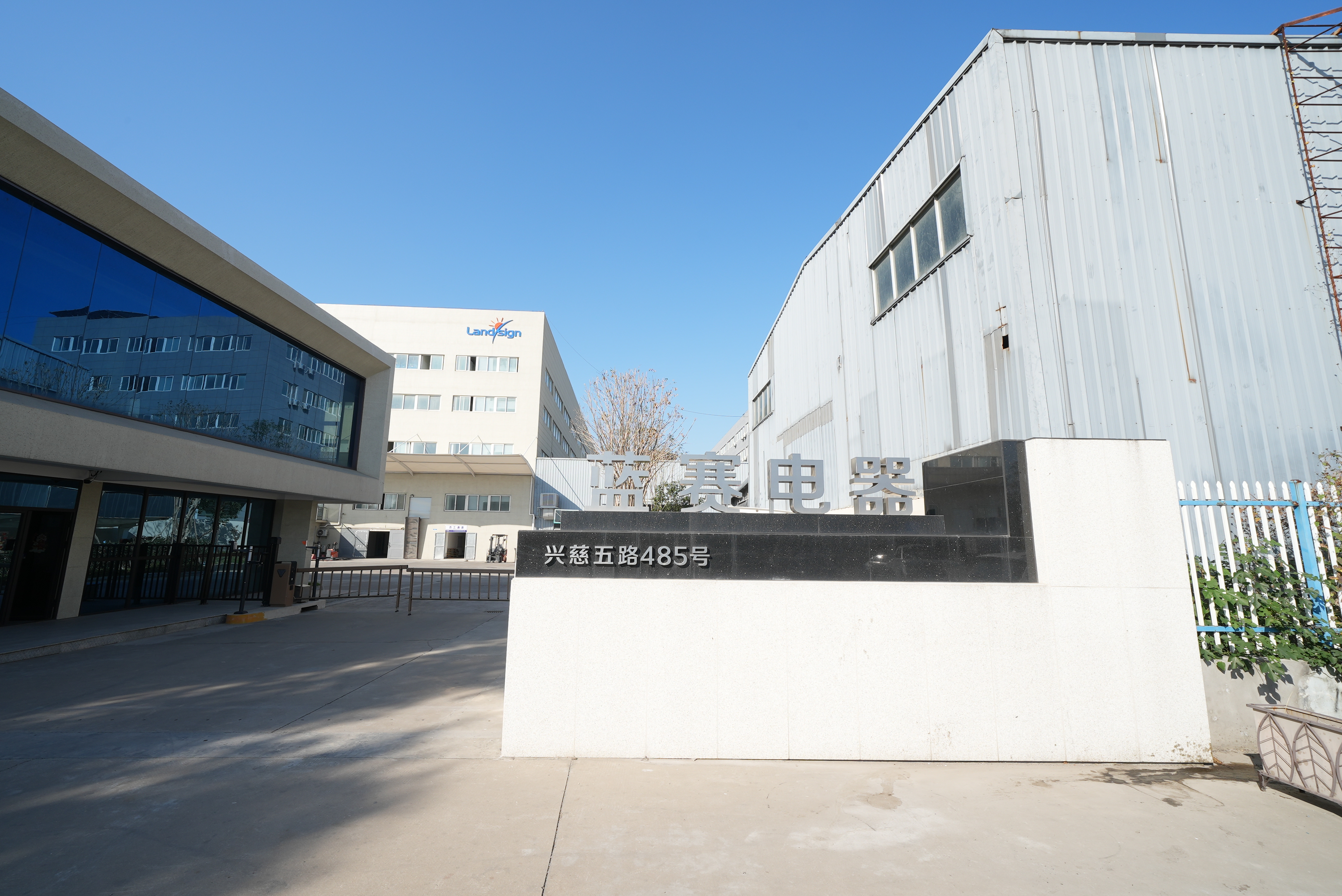 تجري الشركة تدريبًا معرفيًا على مواد التعبئة والتغليف وشهادة المنتج